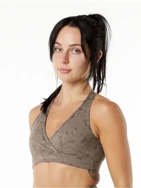 Alphalete Surface Wrap Bra - Pebble Print Mocha